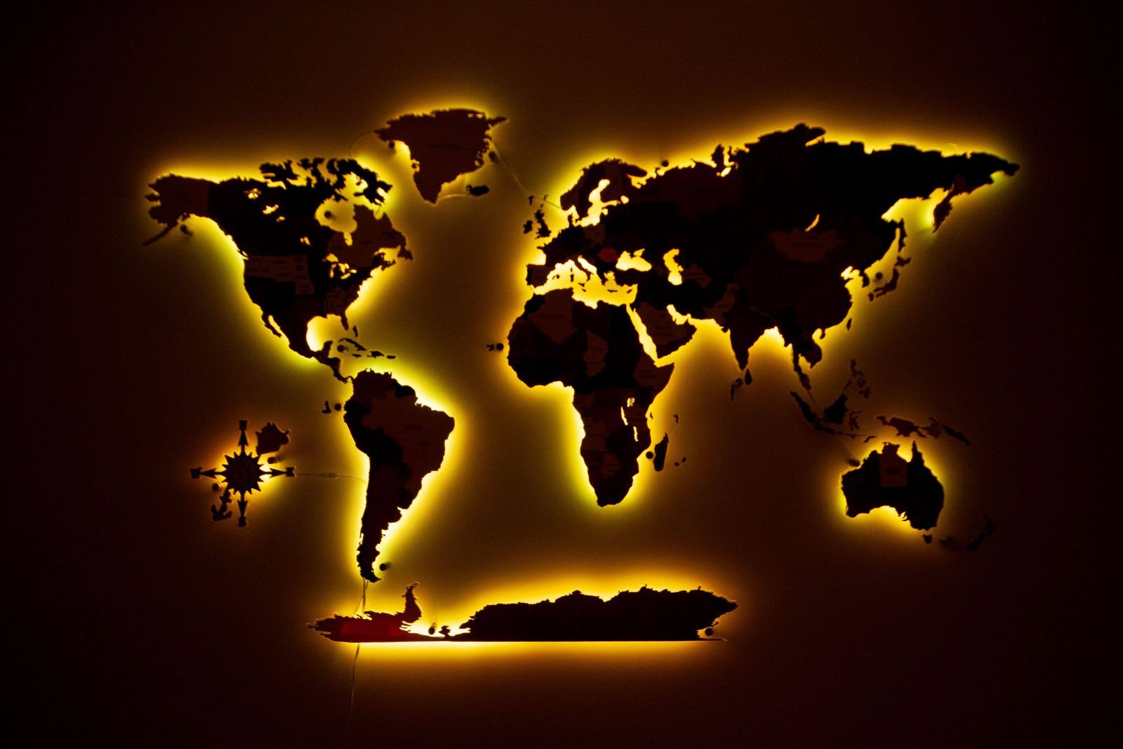 LEDバックライト付き3D木製世界地図 | 68travel