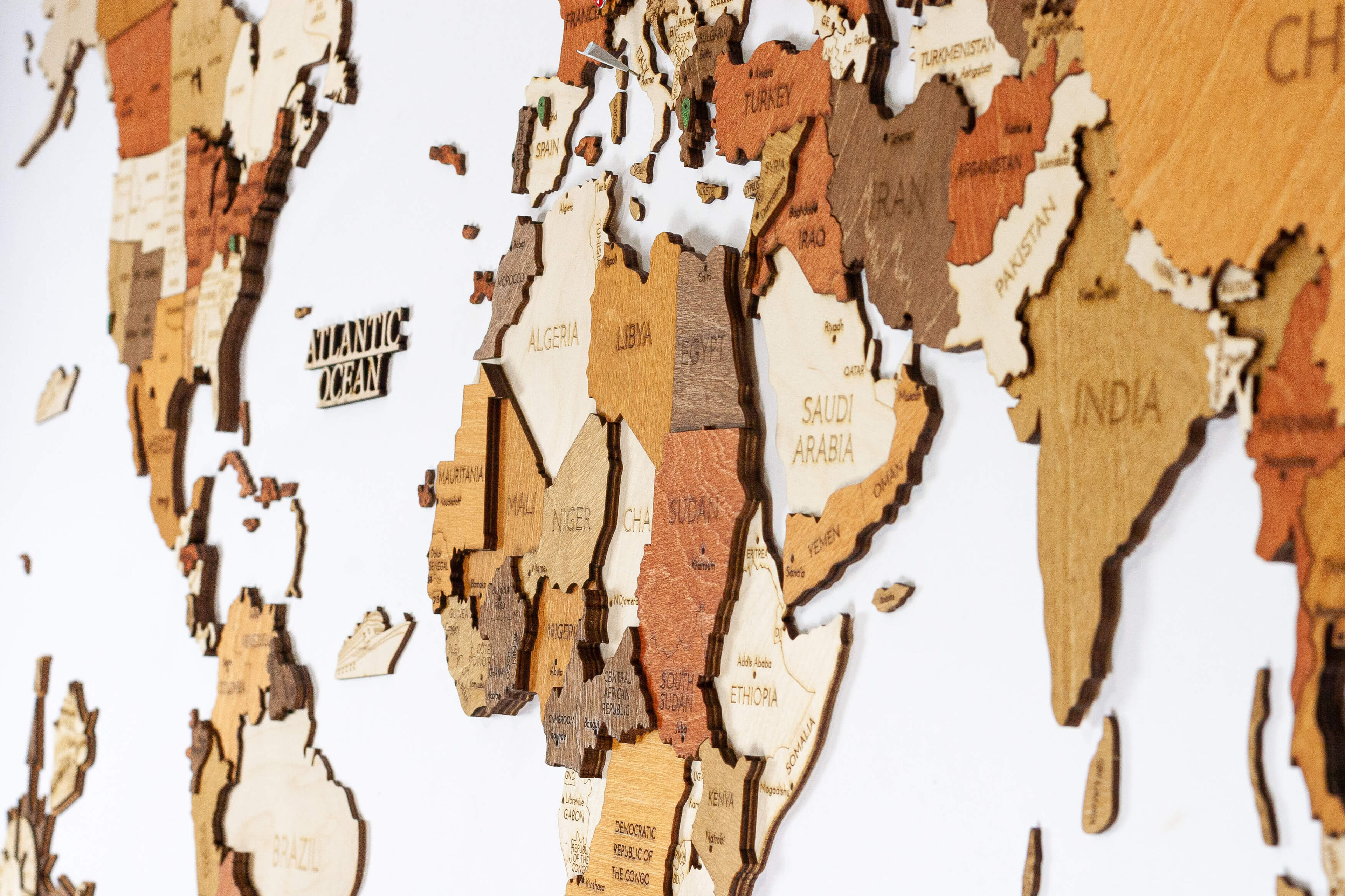 Nástenná drevená mapa sveta