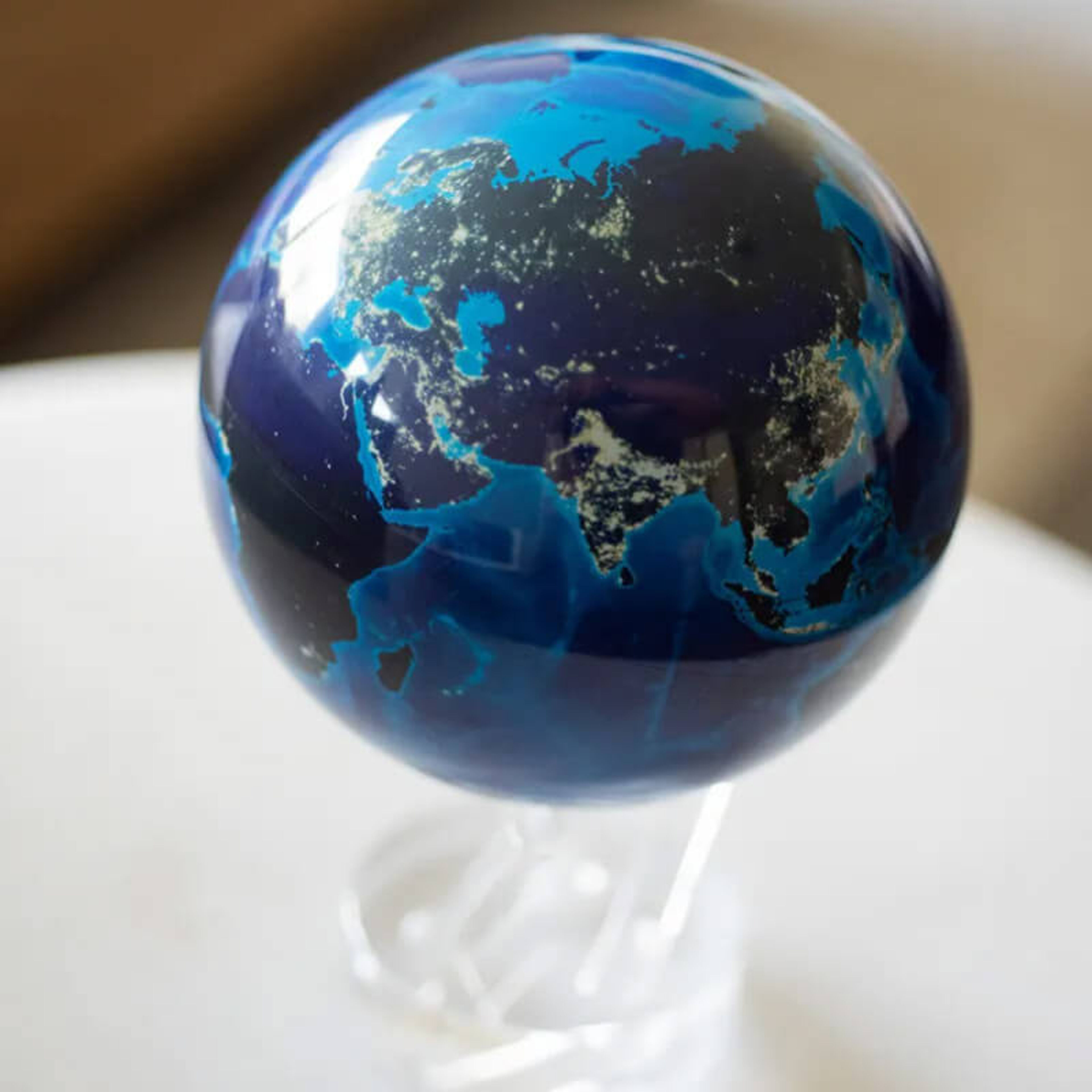 Mova La Terre la nuit Globe terrestre auto-rotatif