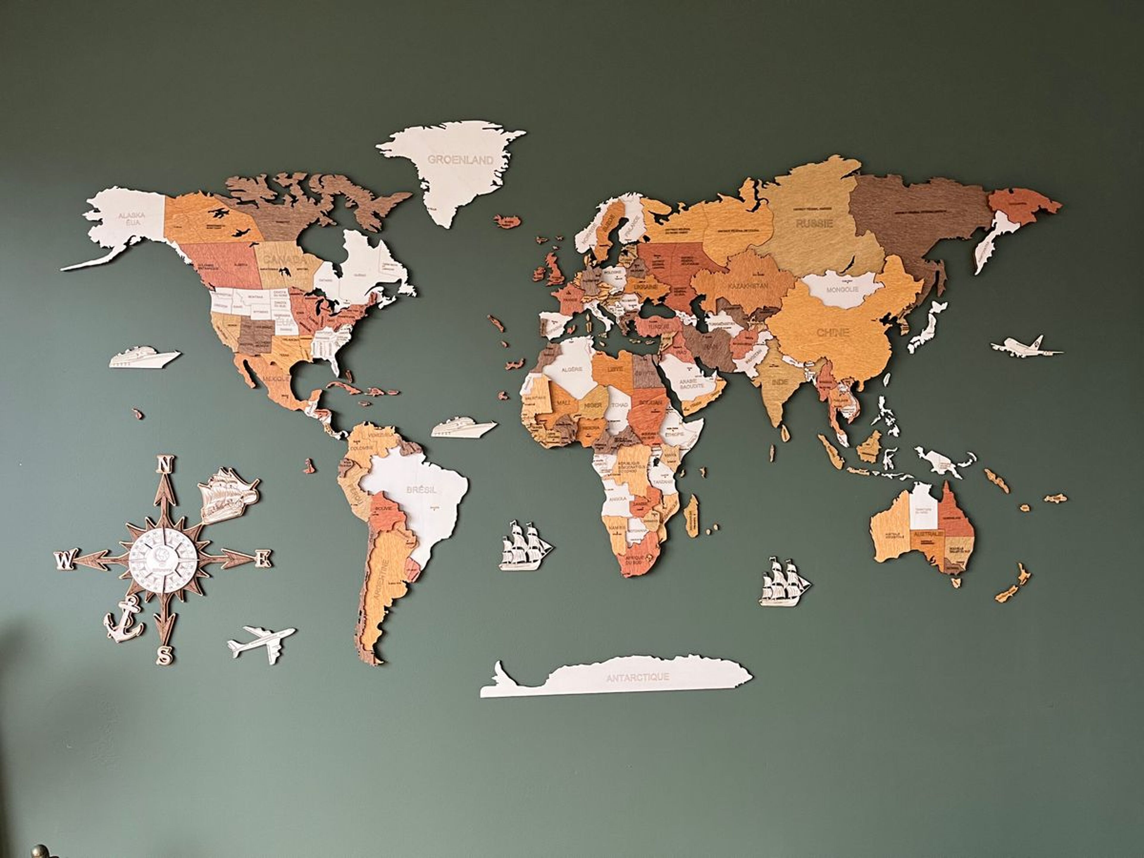 68travel Carte du monde en bois pour décoration murale - bois teinté  multicolore, multicouches, noms gravés - Effet 3D unique - Pour salon,  bureau ou chambre (XL 200x125 cm - Explorer) : : Bricolage