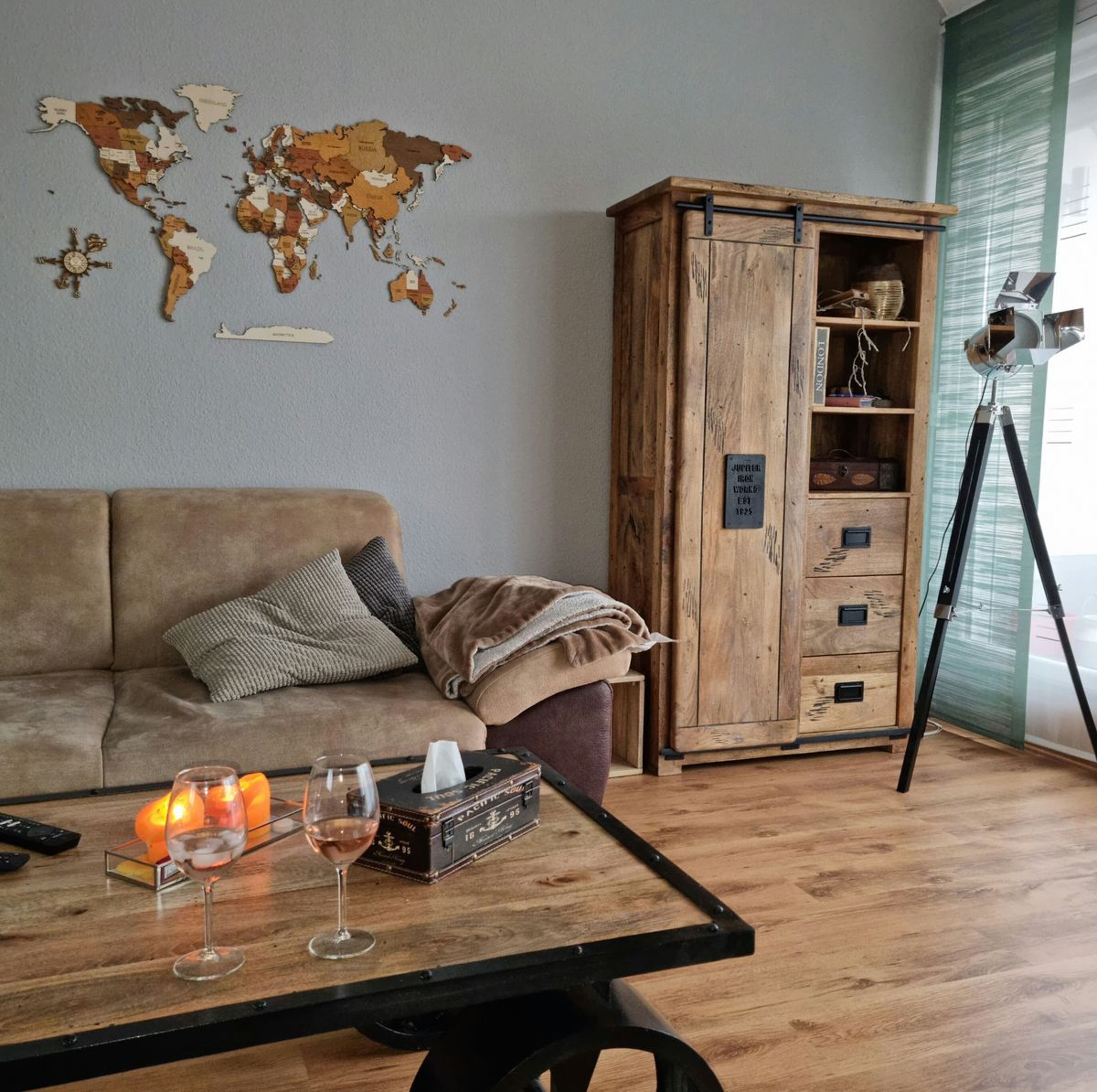 Review for Wooden World Map Wall Decoration - image from Daniela