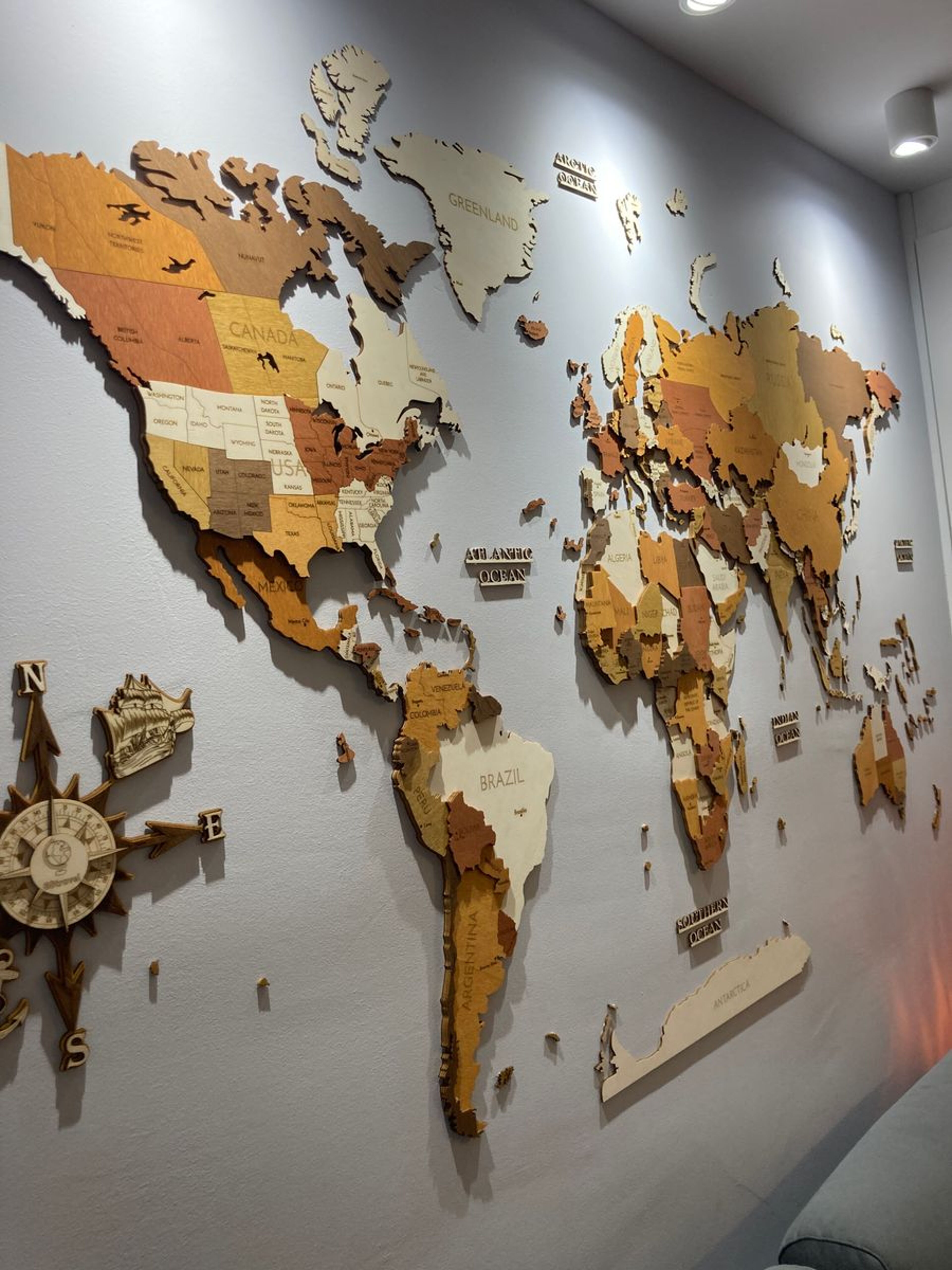 Review for Wooden World Map Wall Decoration - image from JOSUE B.