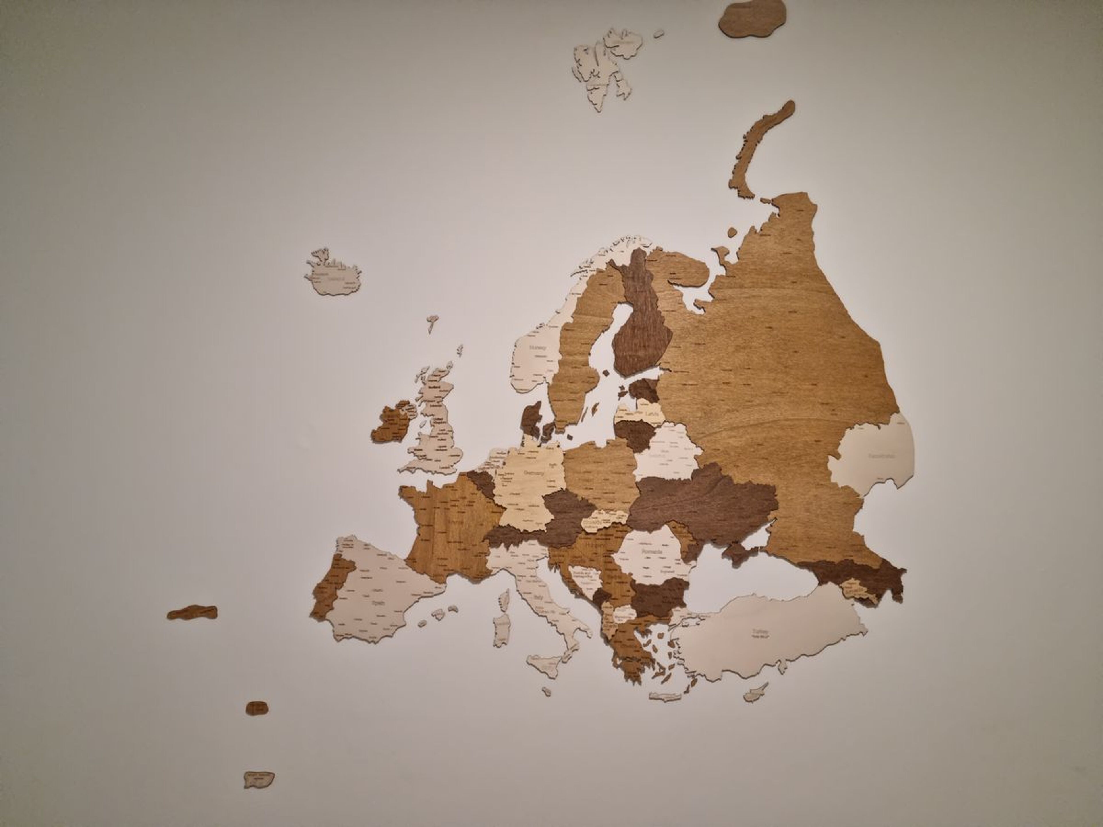 68travel Carte du monde en bois pour décoration murale - bois teinté  multicolore, multicouches, noms gravés - Effet 3D unique - Pour salon,  bureau ou